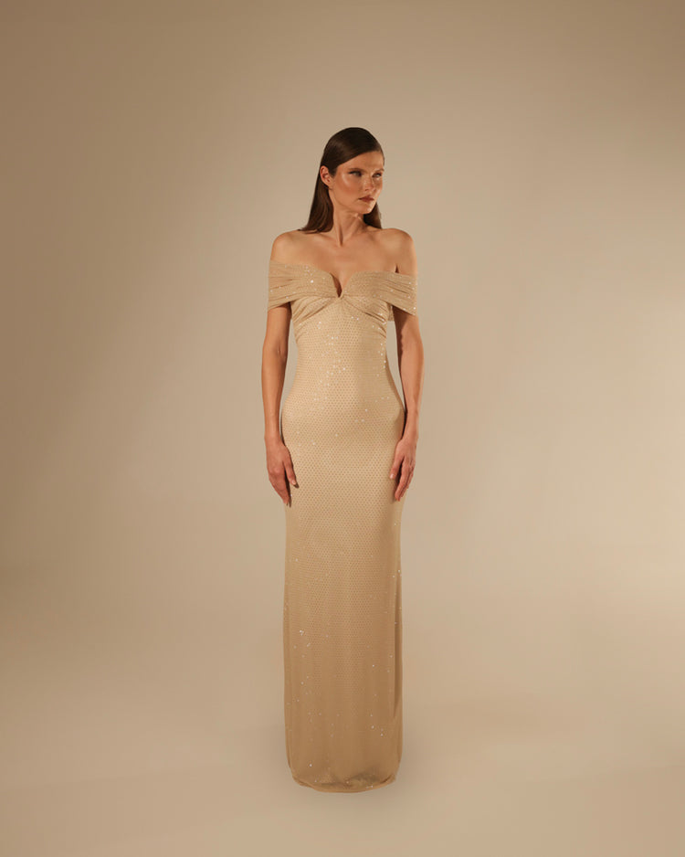 Abito lungo con scollo a cuore e spalla scoperta in mesh e applicazioni strass