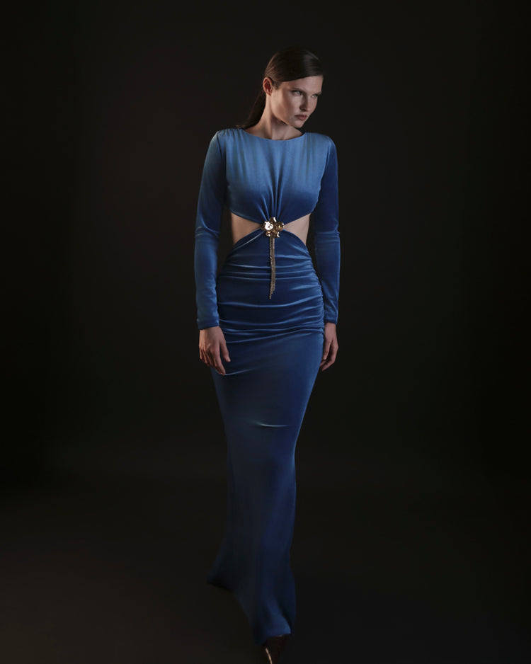 Abito lungo in velluto con cut out e decorazione metallica