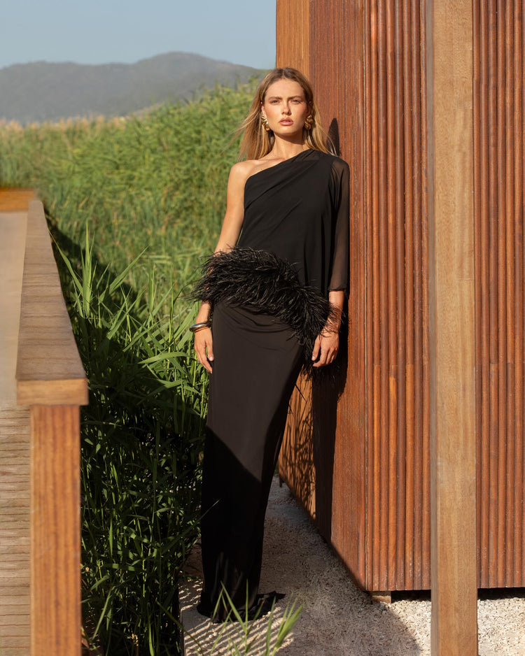 Abito lungo in jersey con coprispalle monospalla in chiffon e piume