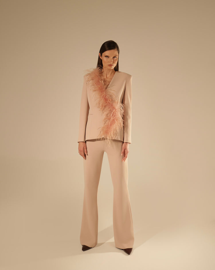 Tailleur con dettaglio in piume