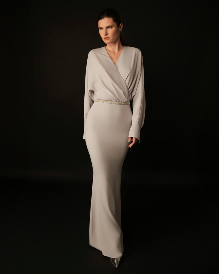 Abito lungo in tessuto fluido scollo incrociato e dettaglio gioiello