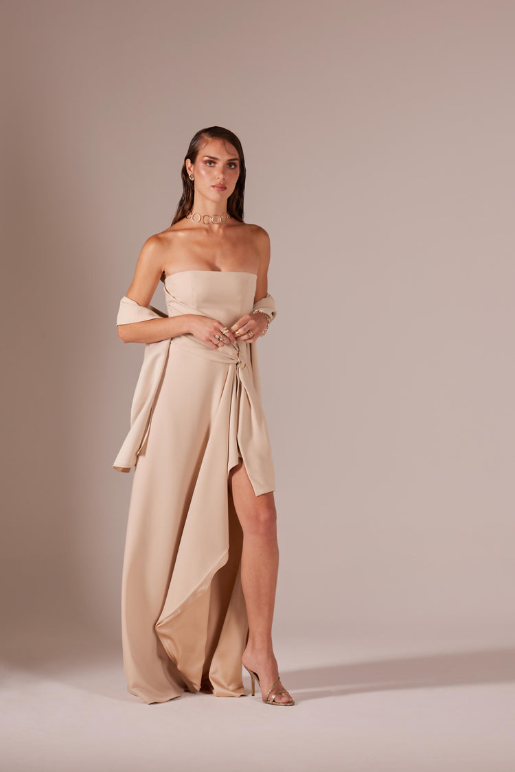 Abito décolleté lungo in cady con cintura e fondo irregolare