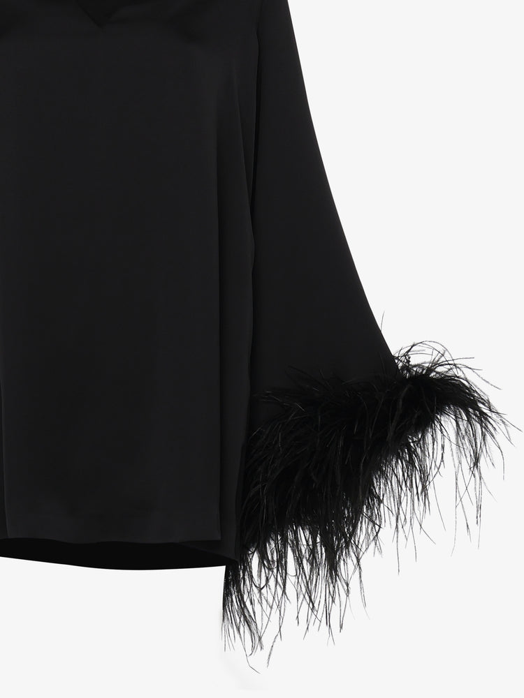 Blusa in satin scollo profondo con ricamo e polsi piume