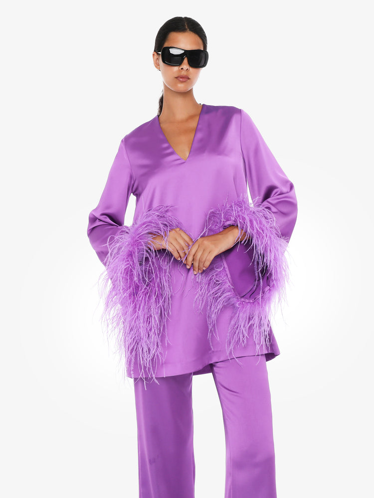 Blusa in satin scollo profondo con ricamo e polsi piume