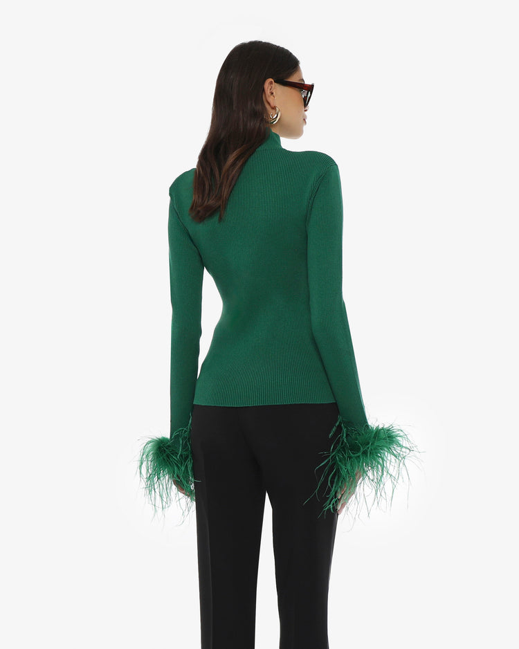 Maglia a collo alto con bottoni metallici e polsi piume