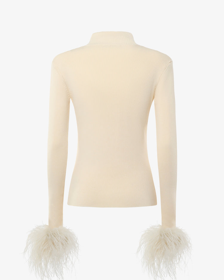 Maglia a collo alto con bottoni metallici e polsi piume