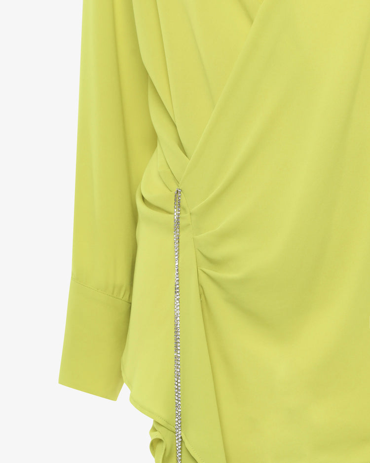 Blusa asimmetrica in georgette con scollo profondo e accessorio gioiello