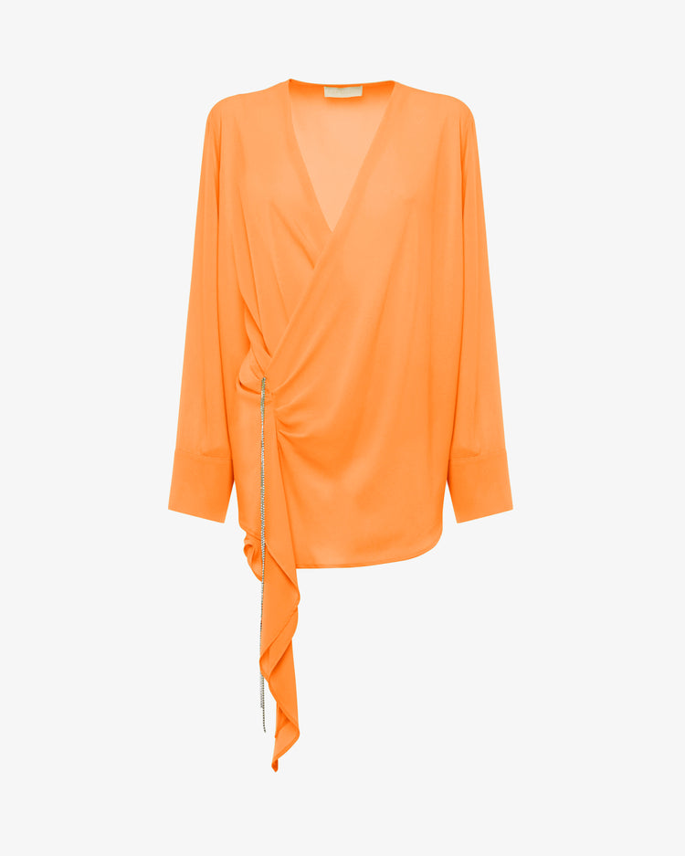 Blusa asimmetrica in georgette con scollo profondo e accessorio gioiello