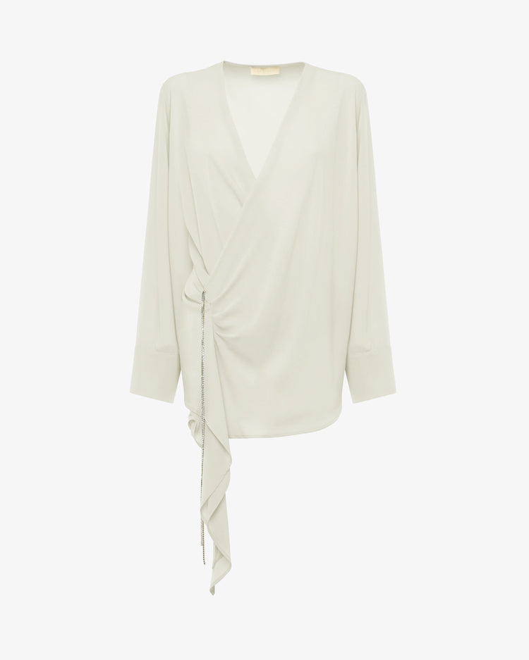 Blusa asimmetrica in georgette con scollo profondo e accessorio gioiello