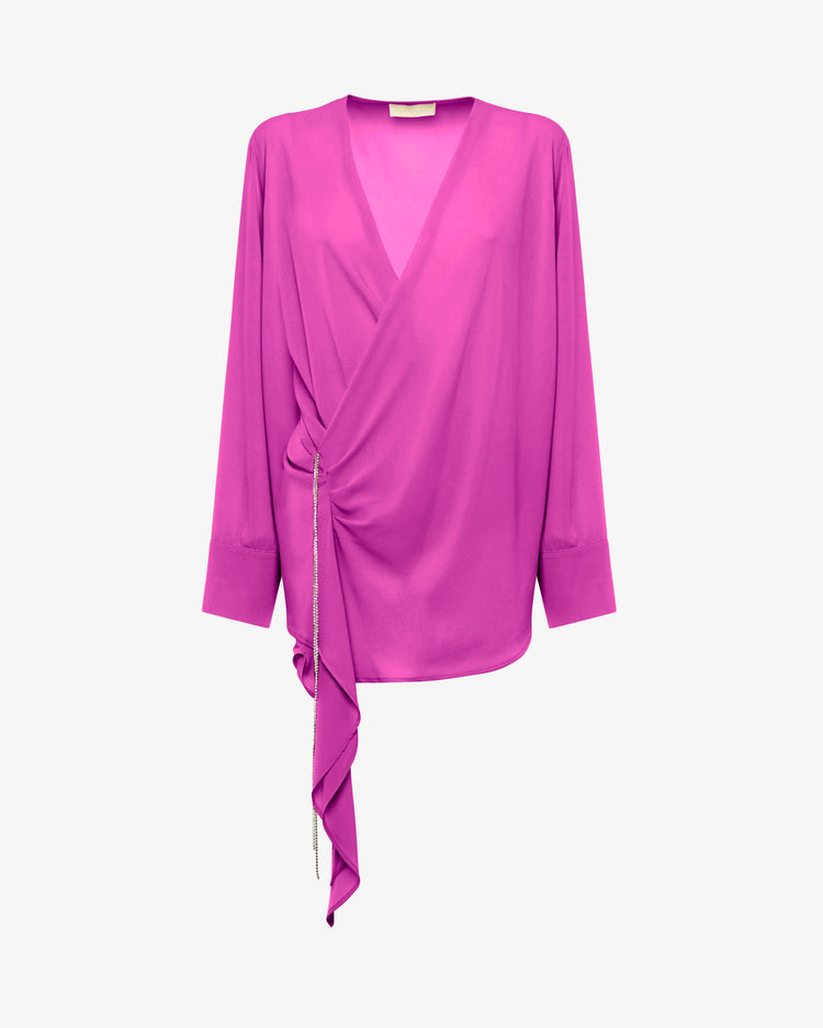 Blusa asimmetrica in georgette con scollo profondo e accessorio gioiello