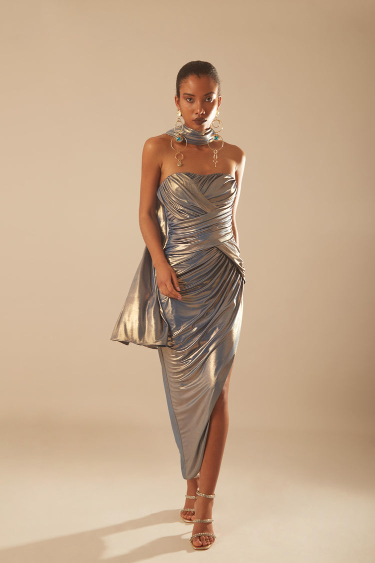 Abito midi dècolletè drappeggi in jersey laminato con fondo irregolare e stola