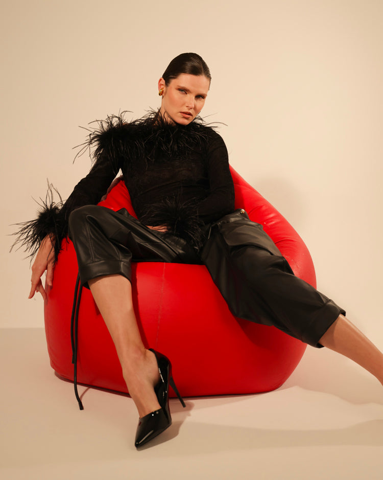 Top in rete con scollo asimmetrico e dettagli in piume