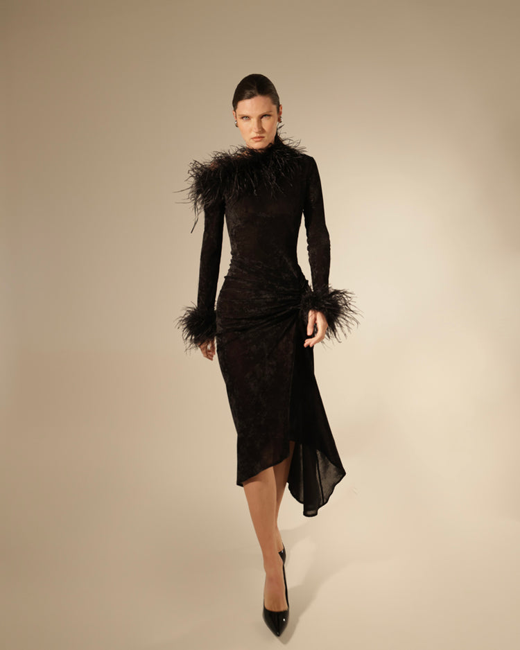 Abito midi asimmetrico con dettagli in piume