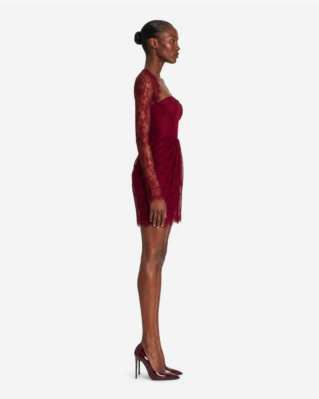 Abito mini in pizzo con scollo a cuore