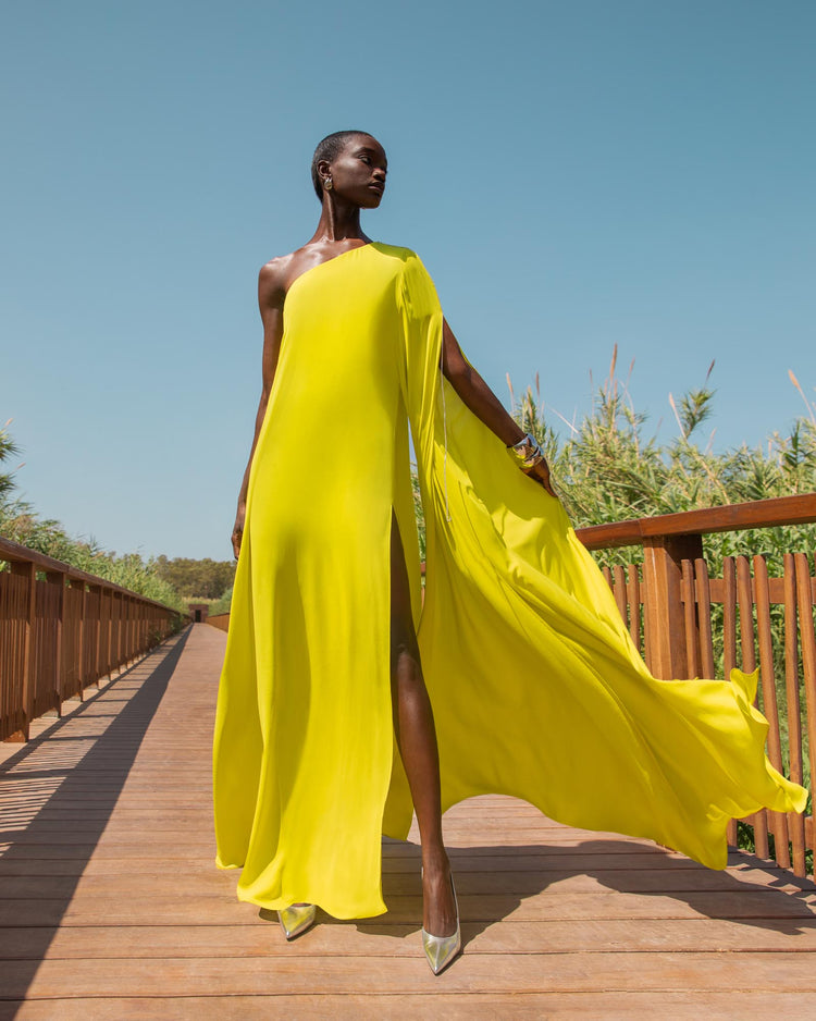 Abito lungo in georgette monospalla con accessorio gioiello