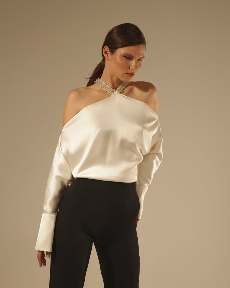 Blusa in satin con dettaglio gioiello e spalle scoperte