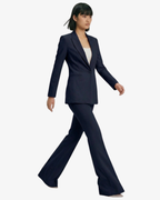 Tailleur in crêpe giacca monopetto e pantaloni flare