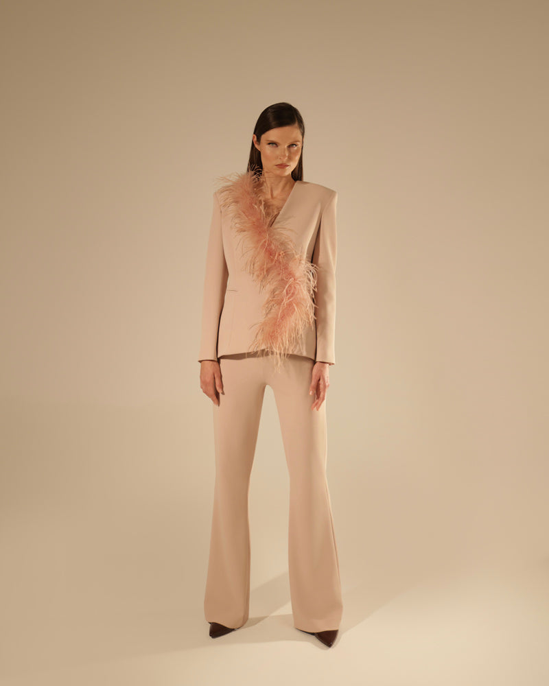 Tailleur con dettaglio in piume