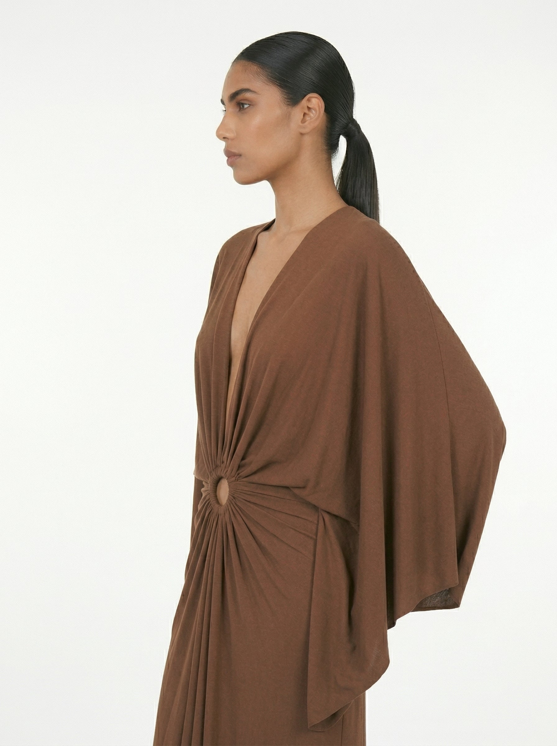 Abito lungo con manica kimono e scollo profondo