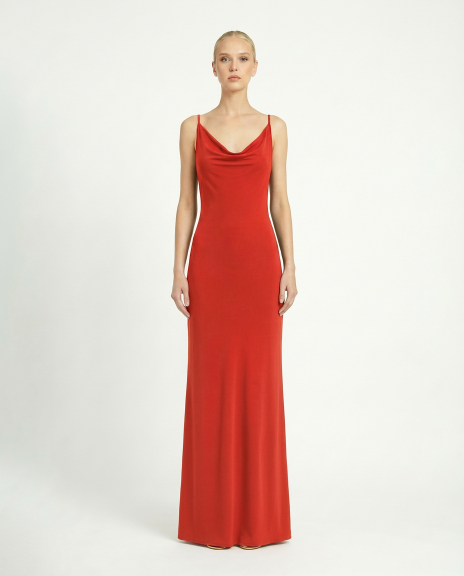 Abito lungo sottoveste con schiena scoperta e accessorio in perle