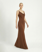 Abito lungo sottoveste con schiena scoperta e accessorio in perle