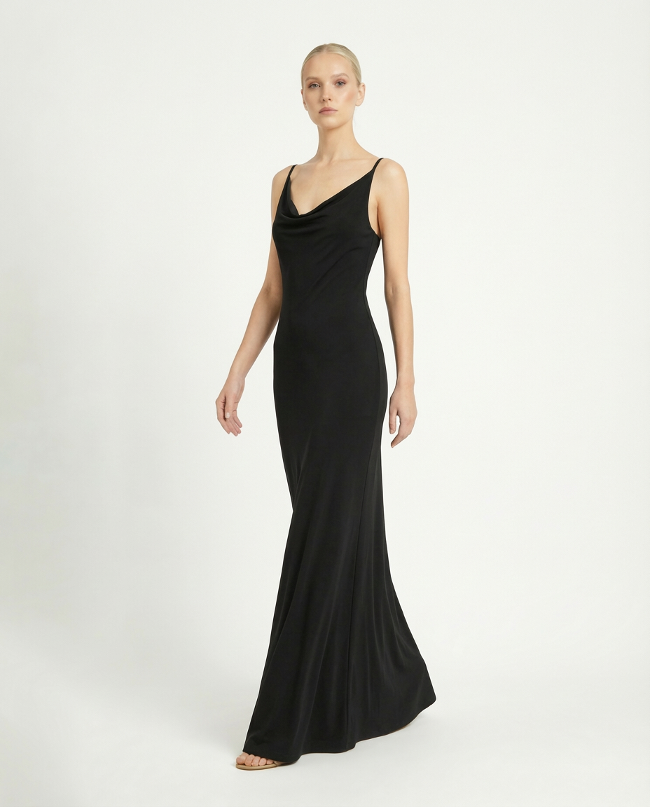 Abito lungo sottoveste con schiena scoperta e accessorio in perle