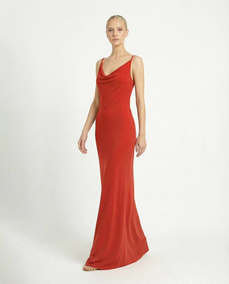 Abito lungo sottoveste con schiena scoperta e accessorio in perle