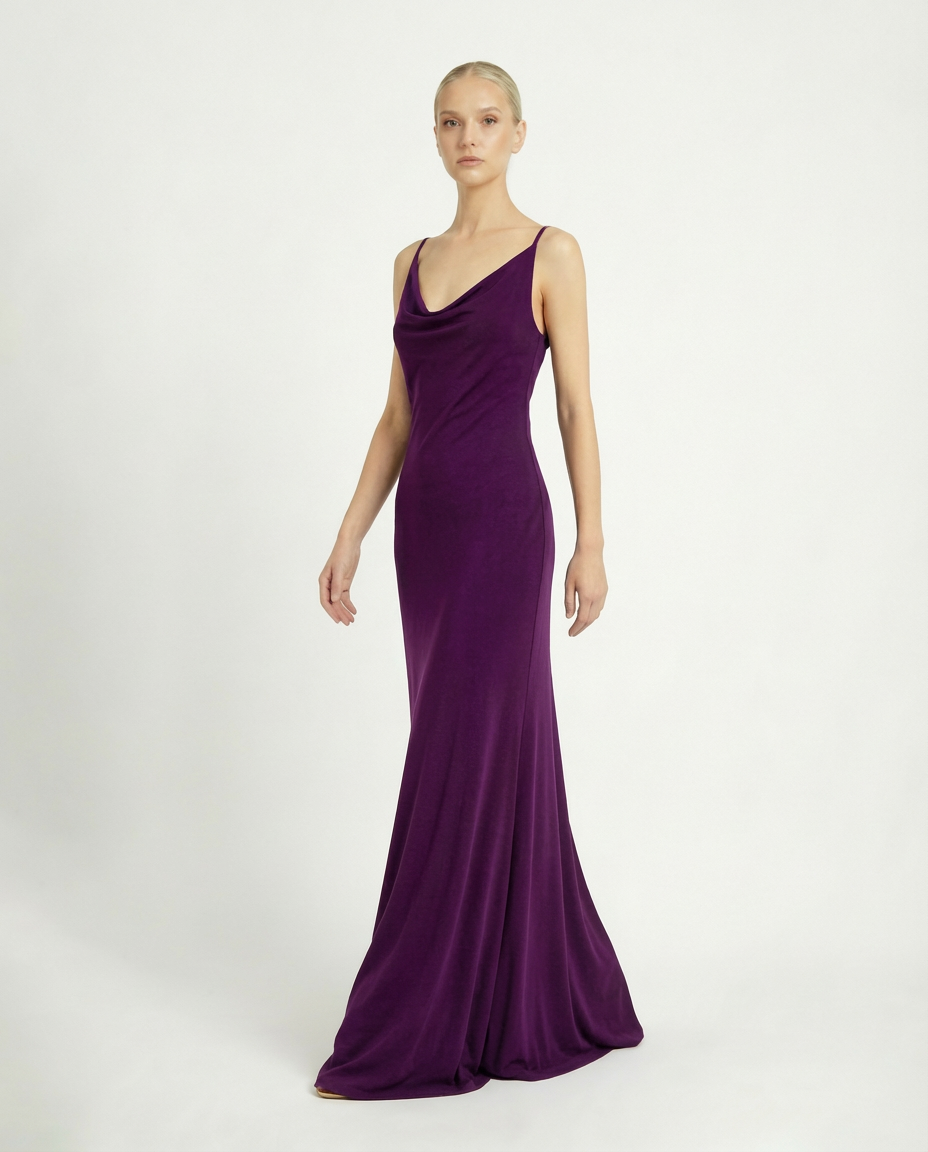 Abito lungo sottoveste con schiena scoperta e accessorio in perle