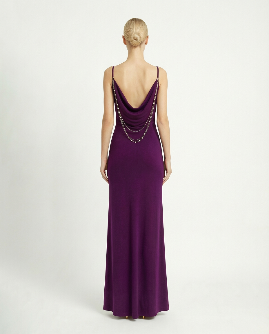 Abito lungo sottoveste con schiena scoperta e accessorio in perle