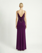 Abito lungo sottoveste con schiena scoperta e accessorio in perle