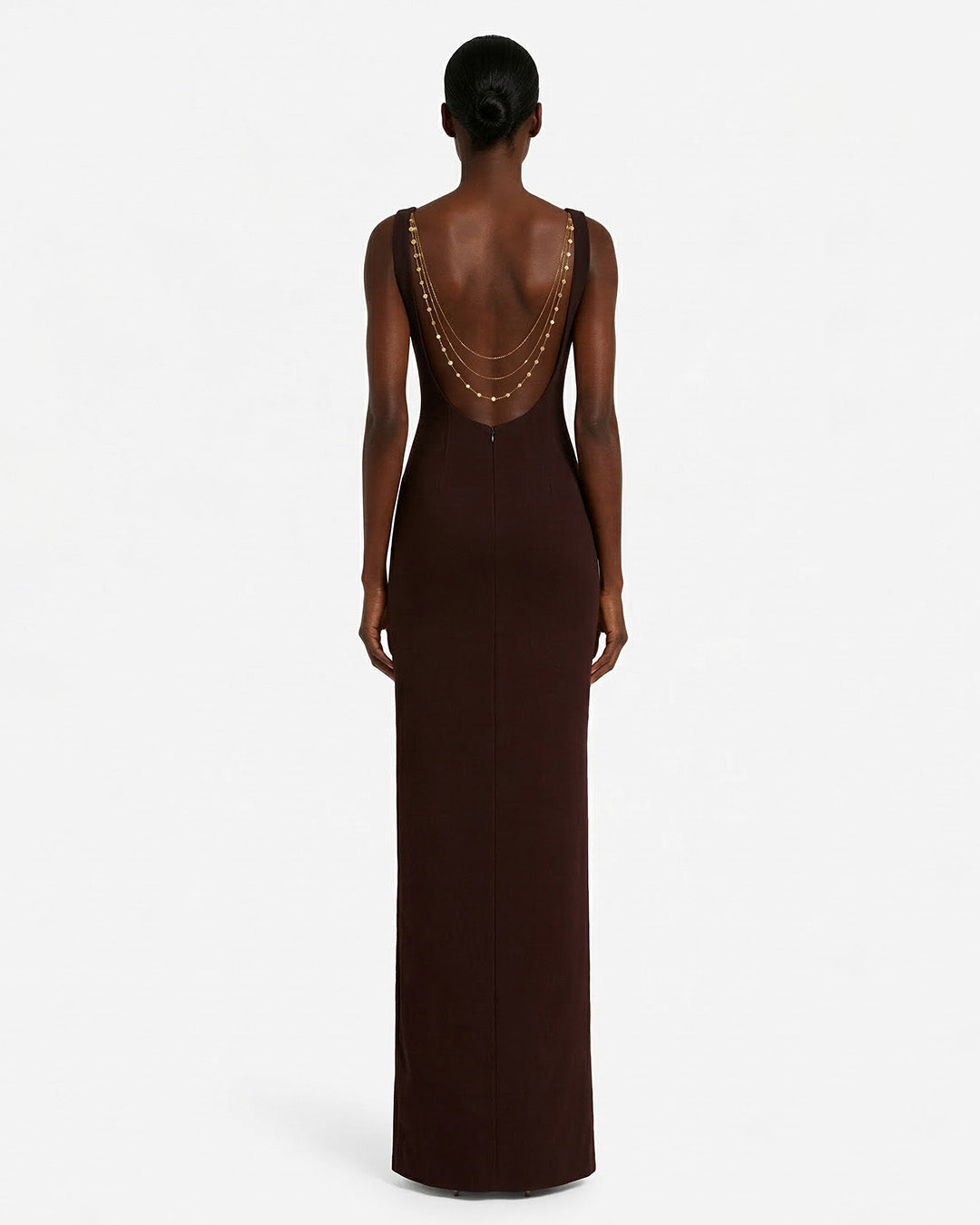 Abito lungo a tubino con accessorio gioiello schiena