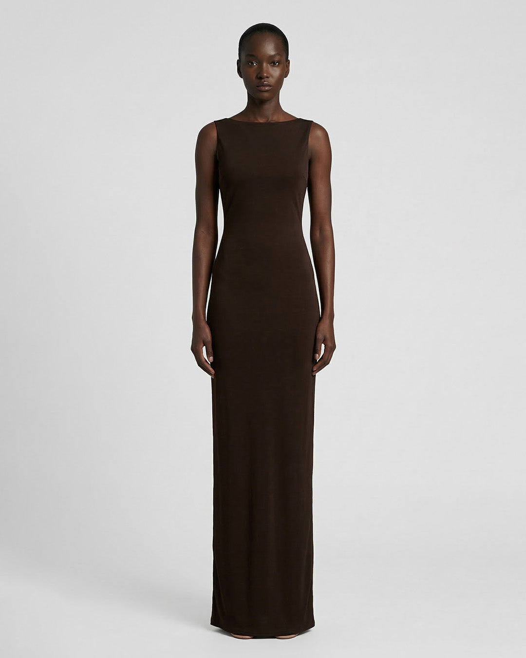 Abito lungo a tubino con accessorio gioiello schiena