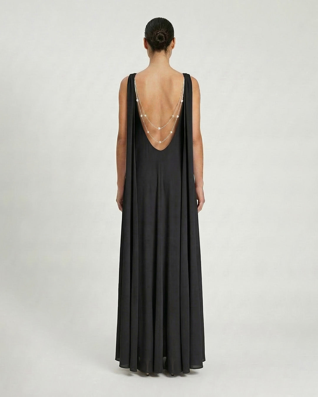 Abito lungo in georgette svasato con accessorio gioiello schiena