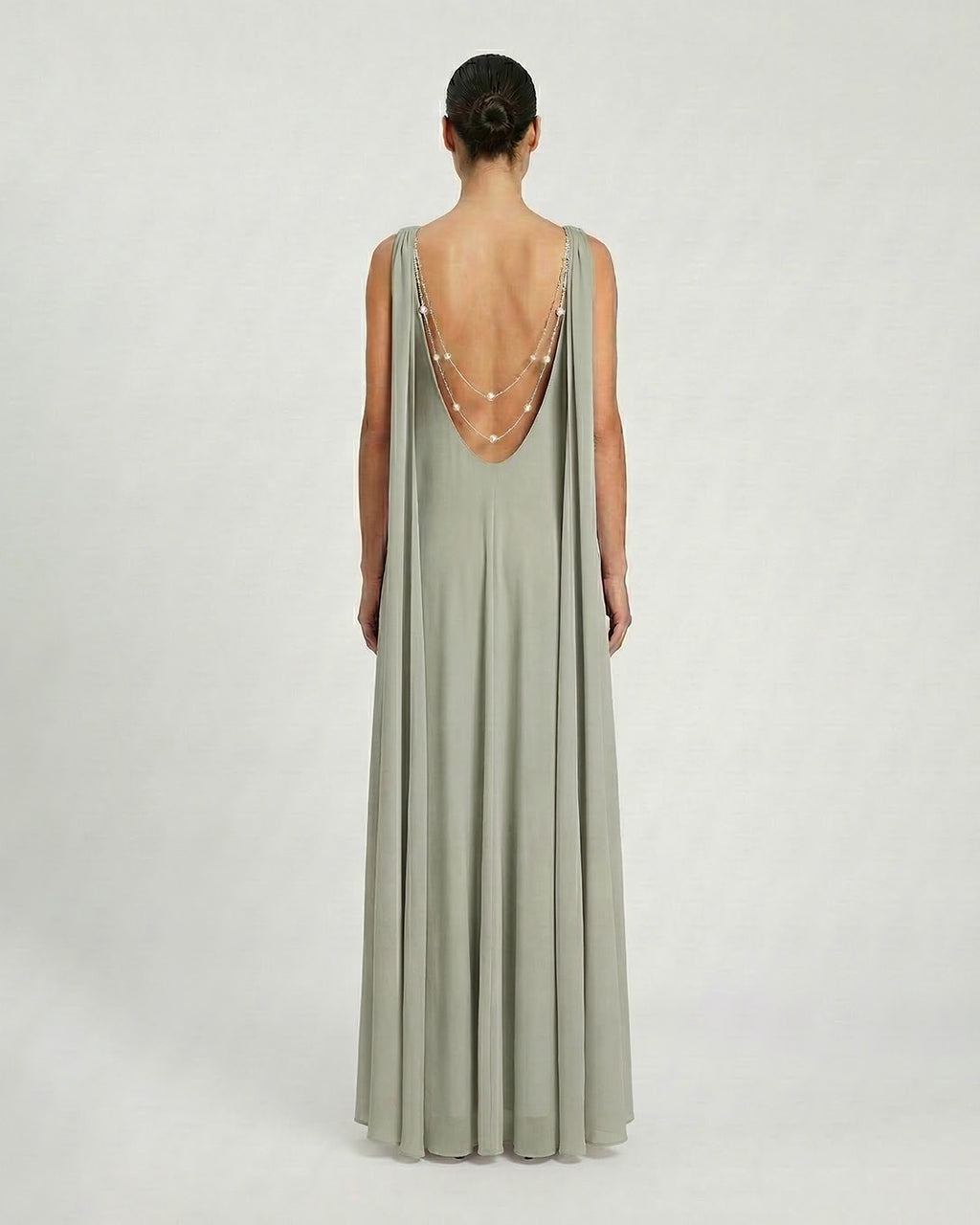 Abito lungo in georgette svasato con accessorio gioiello schiena