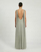 Abito lungo in georgette svasato con accessorio gioiello schiena