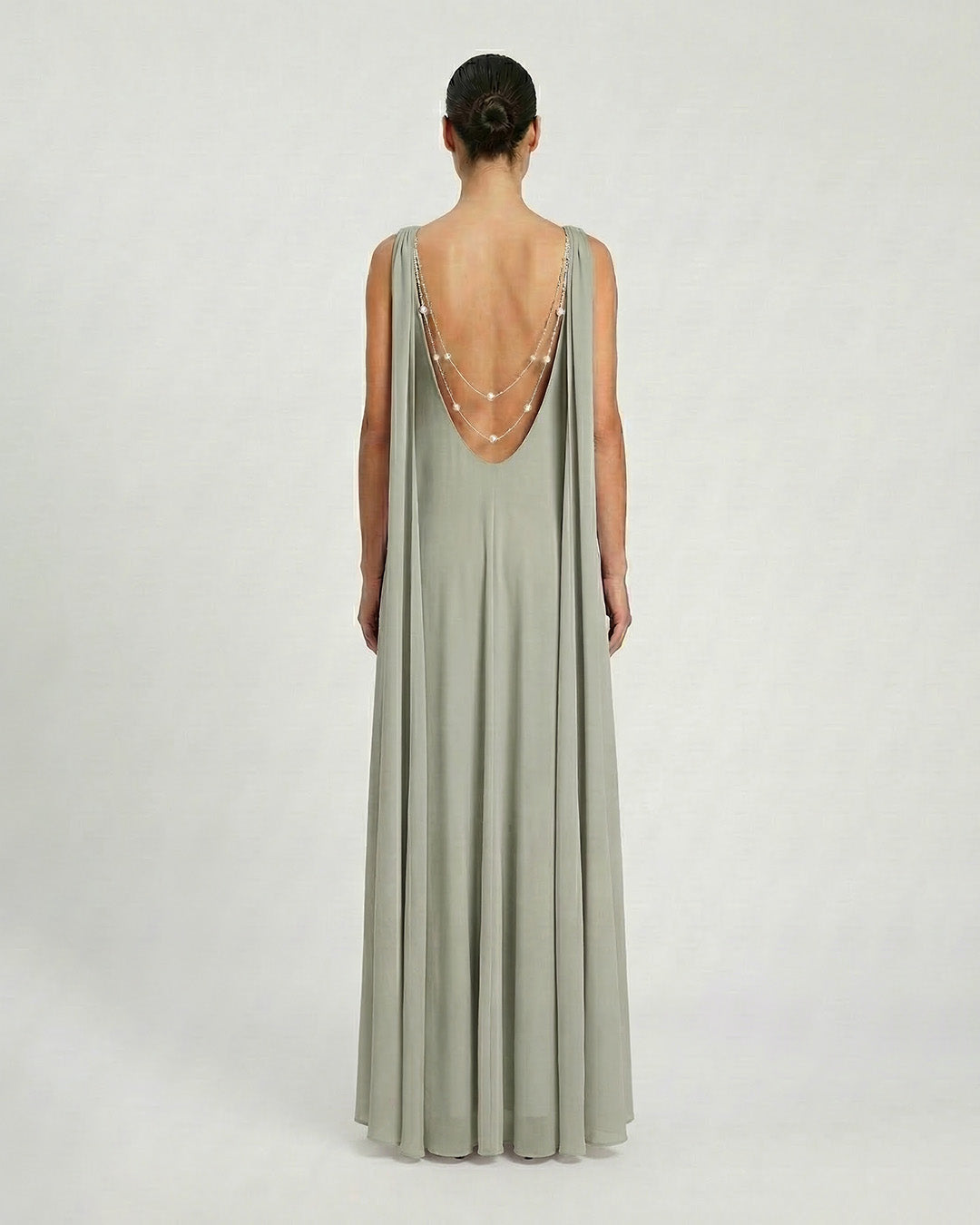 Abito lungo in georgette svasato con accessorio gioiello schiena