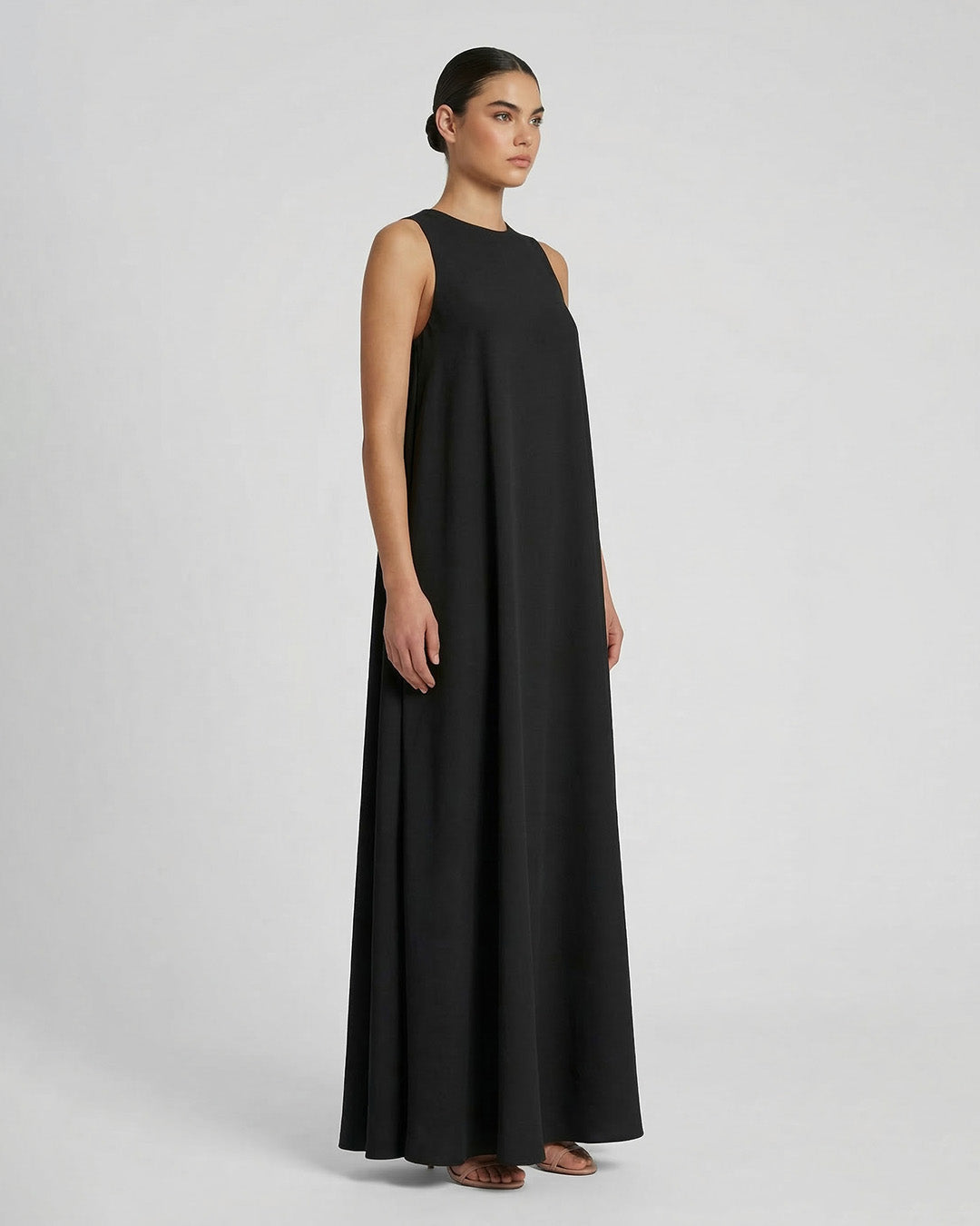 Abito lungo in georgette svasato con accessorio gioiello schiena