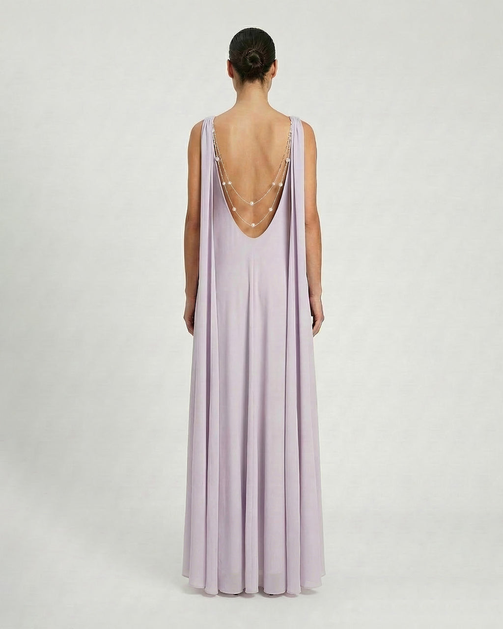 Abito lungo in georgette svasato con accessorio gioiello schiena