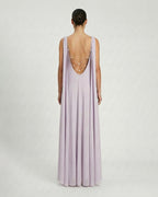 Abito lungo in georgette svasato con accessorio gioiello schiena