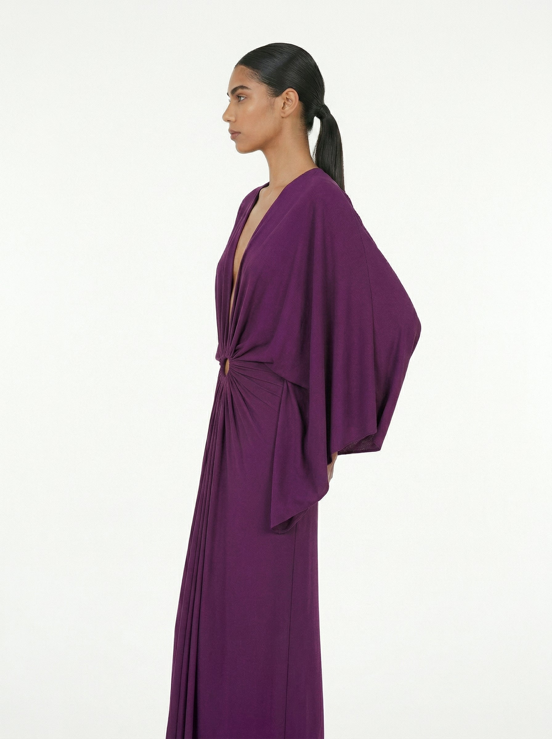 Abito lungo con manica kimono e scollo profondo