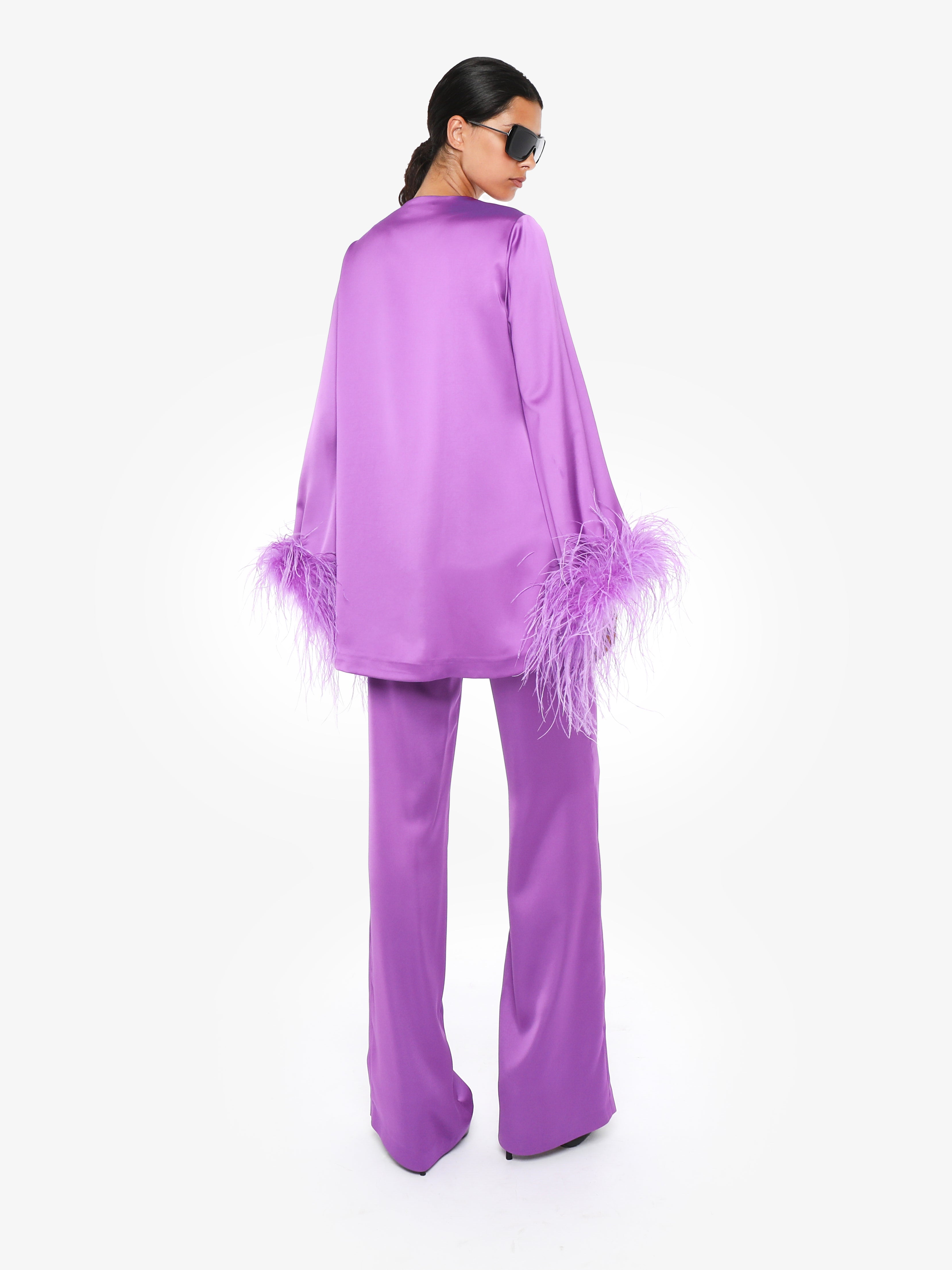 Blusa in satin scollo profondo con ricamo e polsi piume