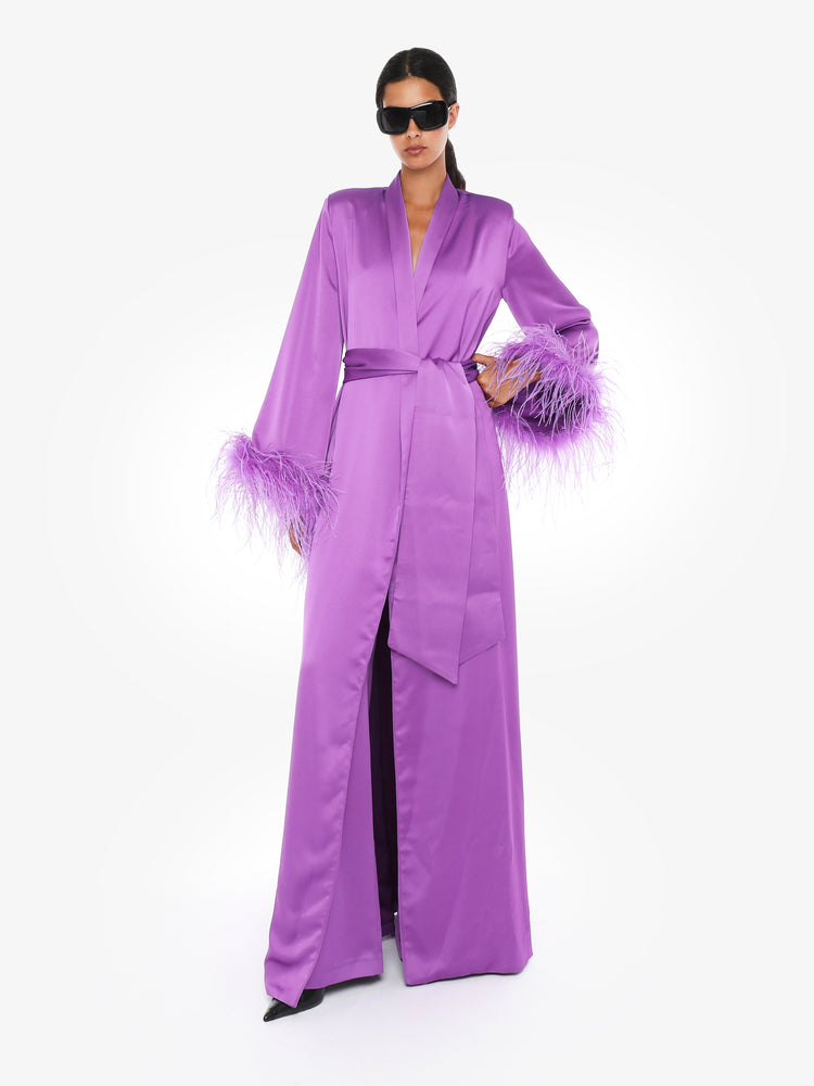 Kimono in satin con polsi piume