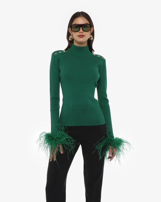 Maglia a collo alto con bottoni metallici e polsi piume