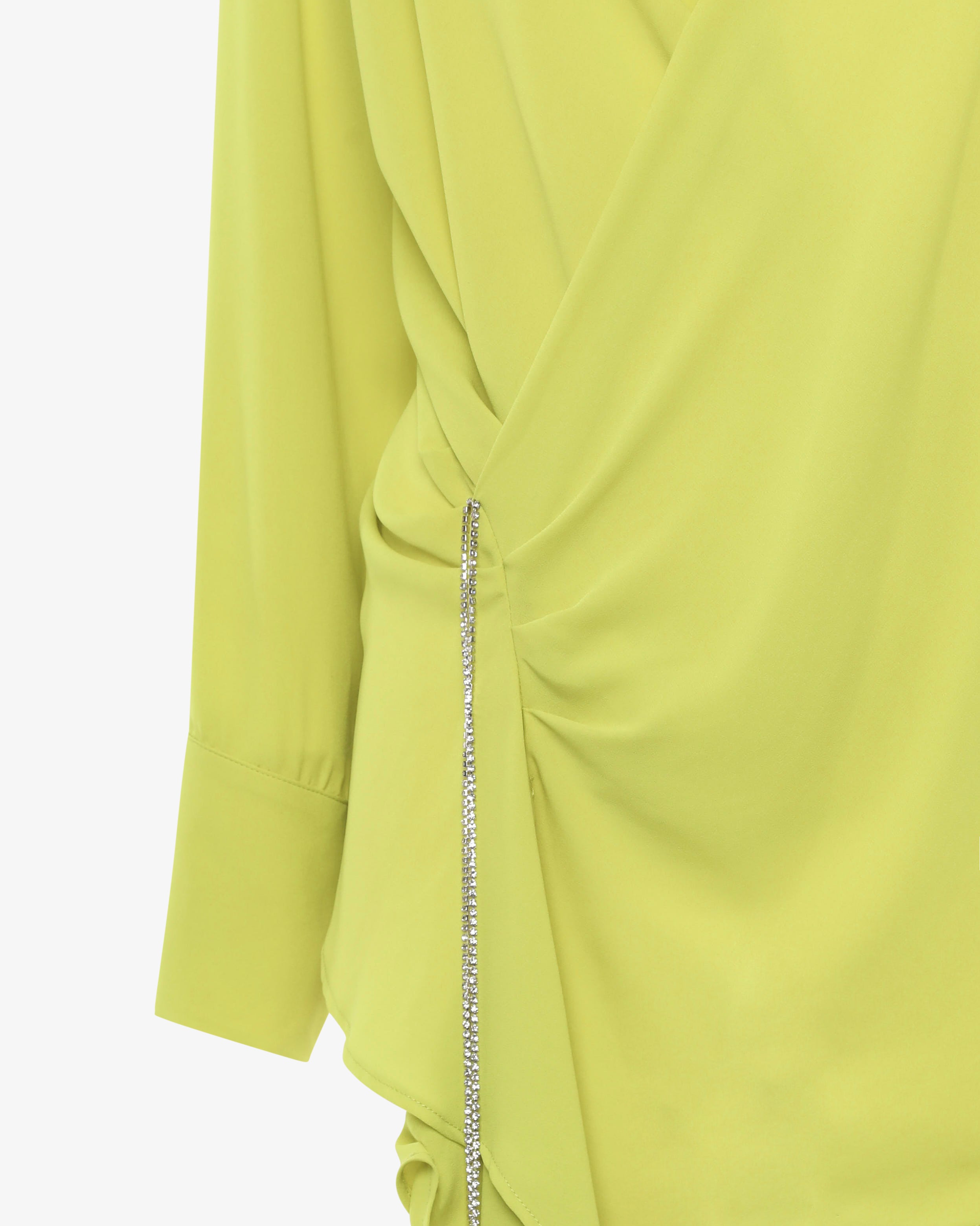 Blusa asimmetrica in georgette con scollo profondo e accessorio gioiello