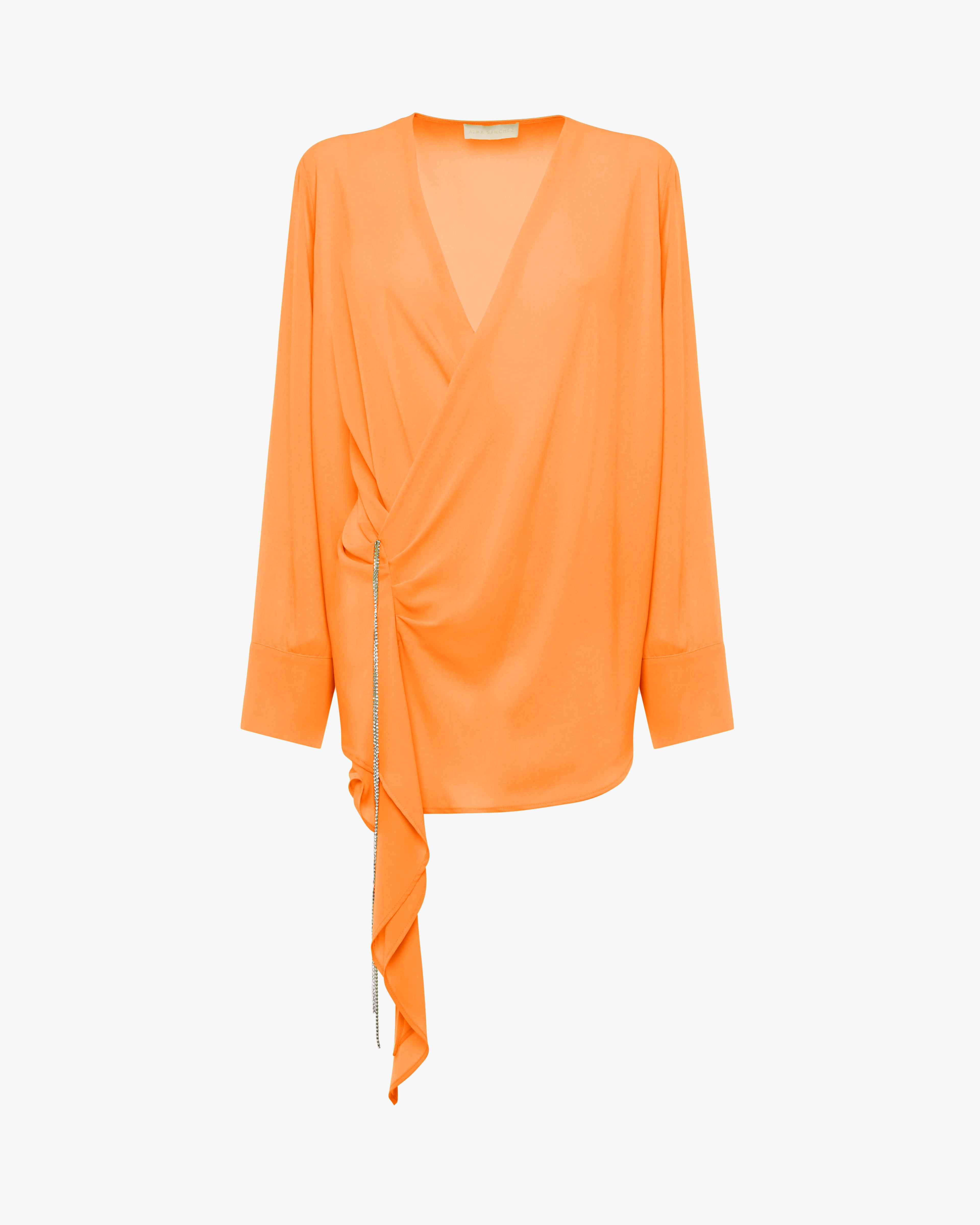 Blusa asimmetrica in georgette con scollo profondo e accessorio gioiello