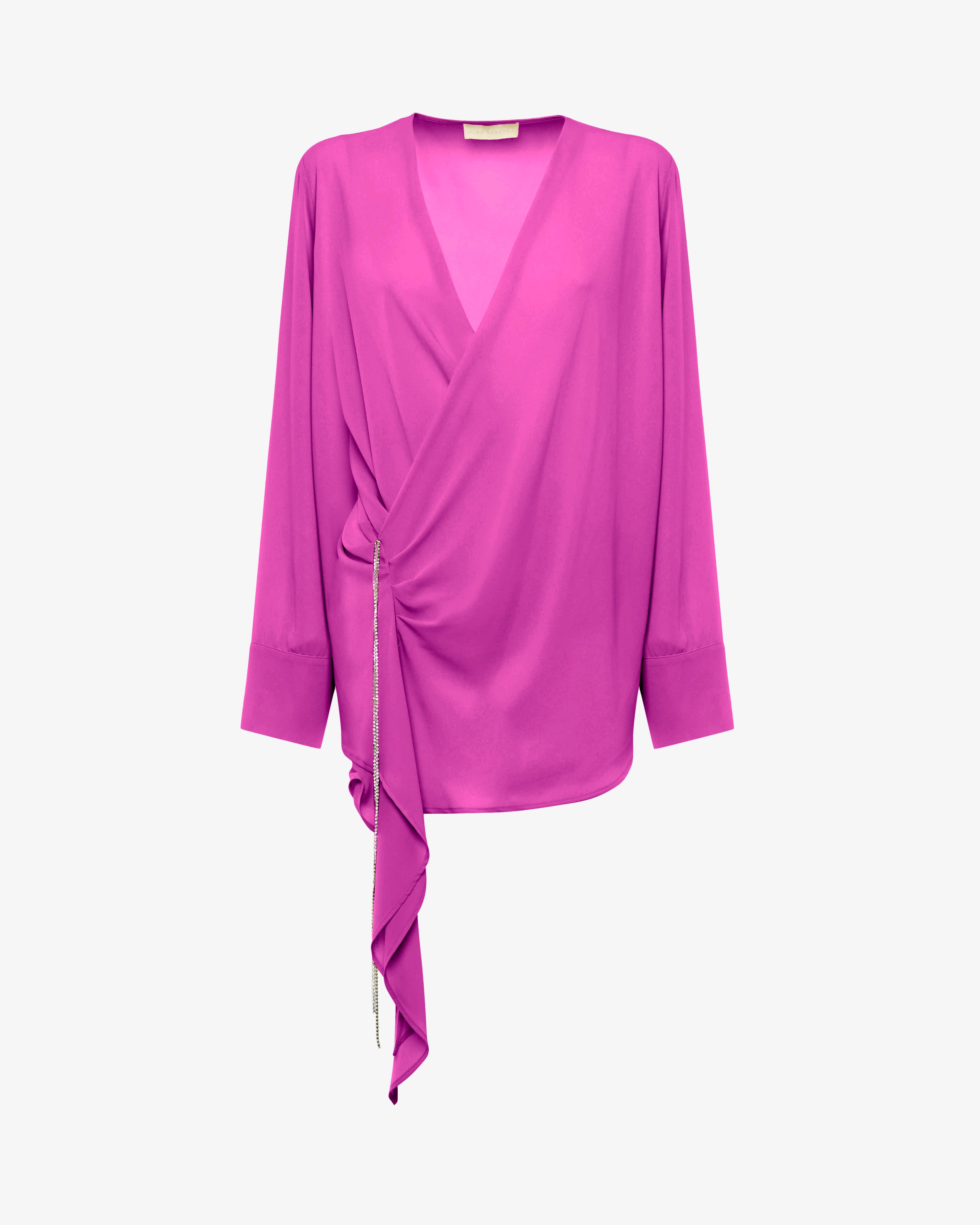 Blusa asimmetrica in georgette con scollo profondo e accessorio gioiello