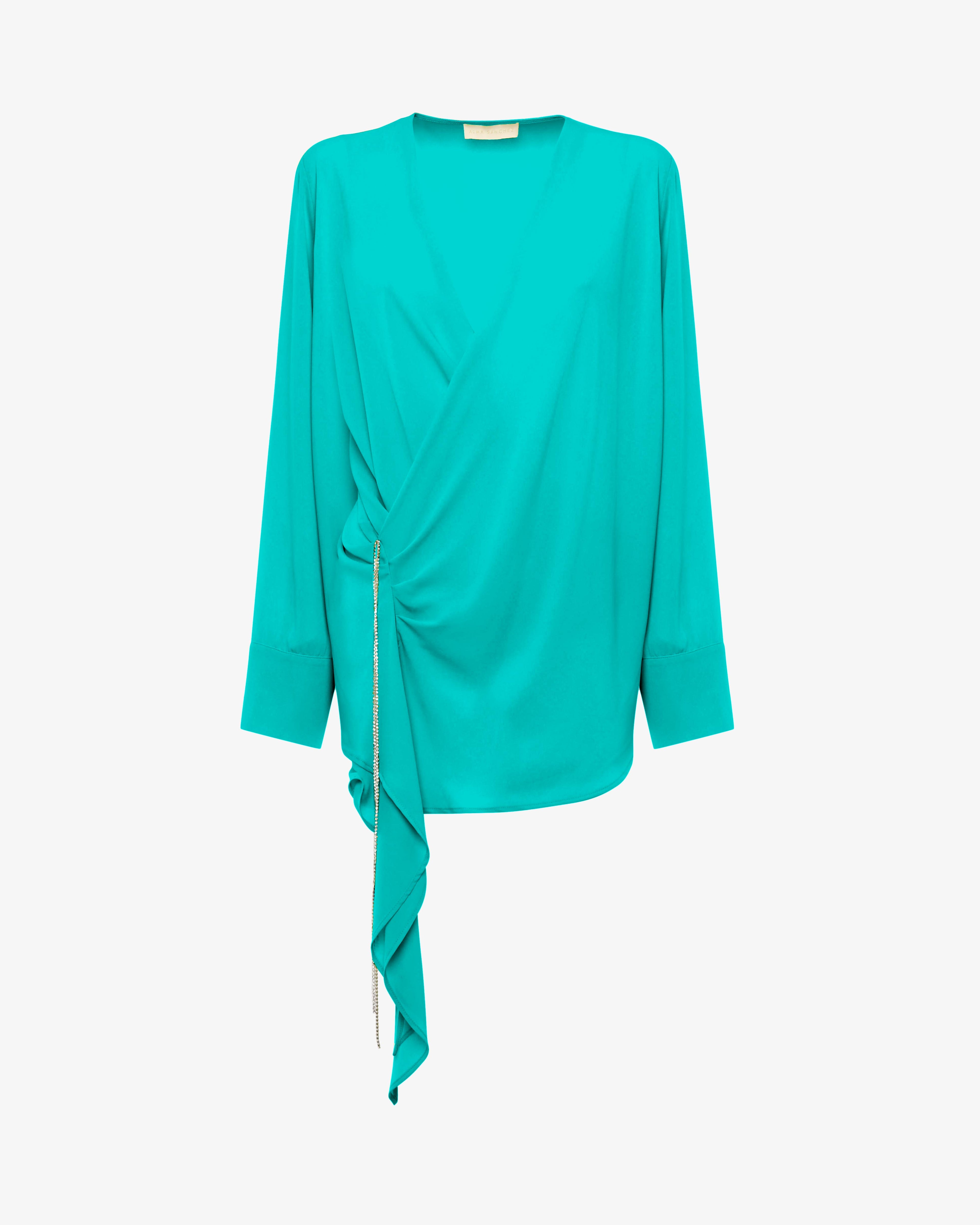 Blusa asimmetrica in georgette con scollo profondo e accessorio gioiello