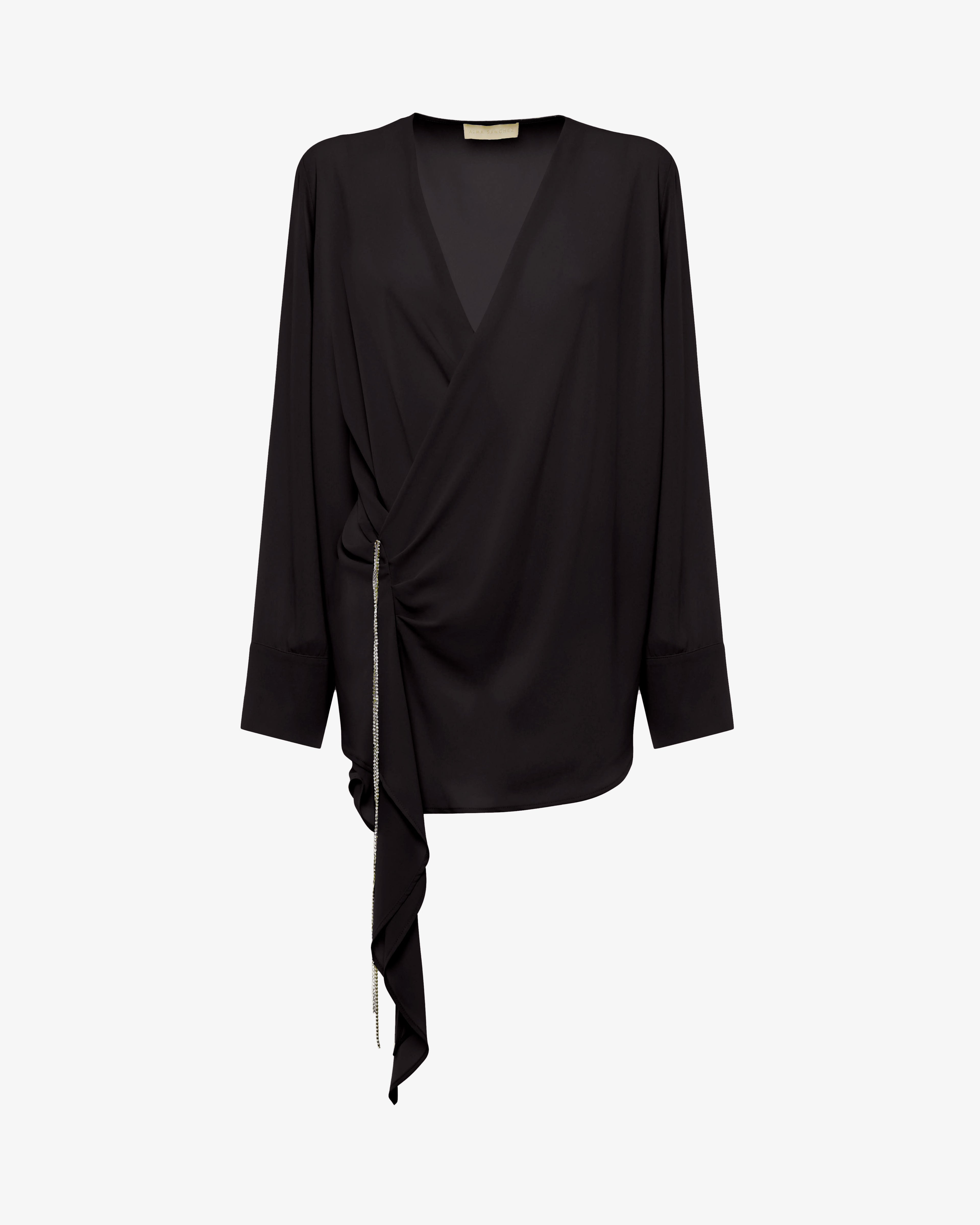 Blusa asimmetrica in georgette con scollo profondo e accessorio gioiello