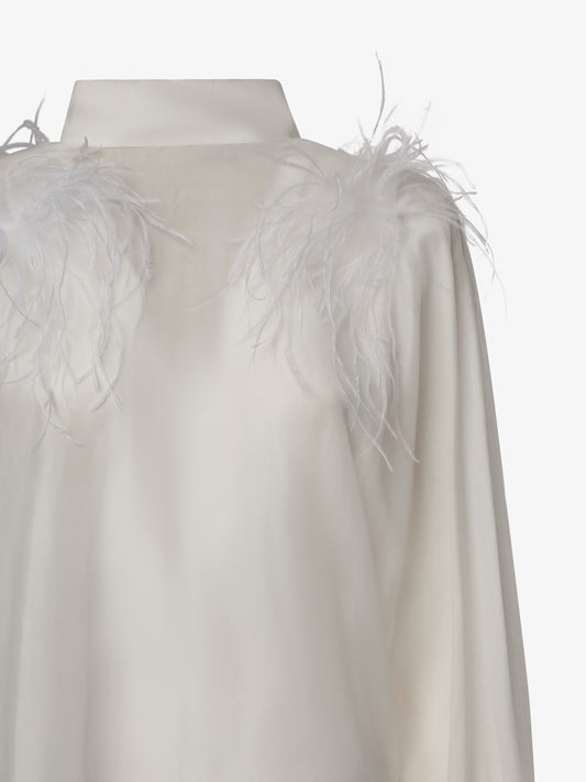 Blusa con bottoni sulla schiena e dettagli in piume