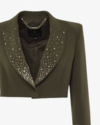 Giacca cropped in crêpe con revers in strass